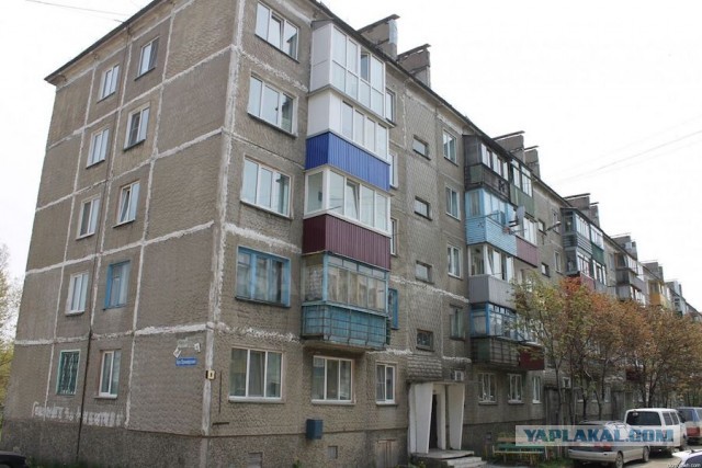 Соседи пожаловались на москвича, который во время ремонта увеличил площадь санузла и соединил балкон с комнатой