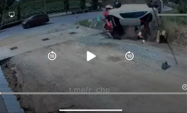 - А что случилось? - Не знаю, сама только подошла...