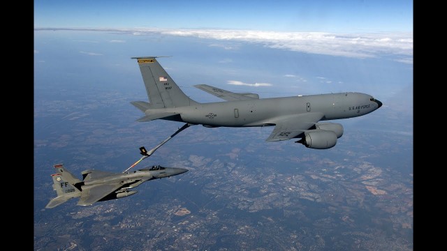 Су-30 облегчает американский заправщик КС-135
