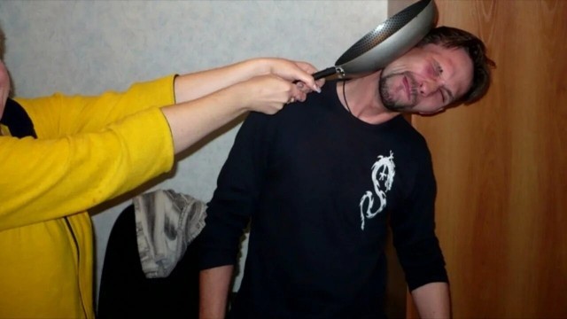 Череп древнего воина с металлической пластиной (Фото)