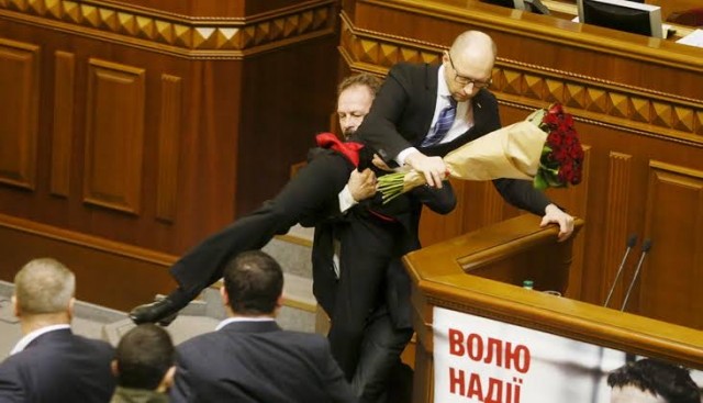 Стенка на стенку: армянские депутаты снова подрались в парламенте