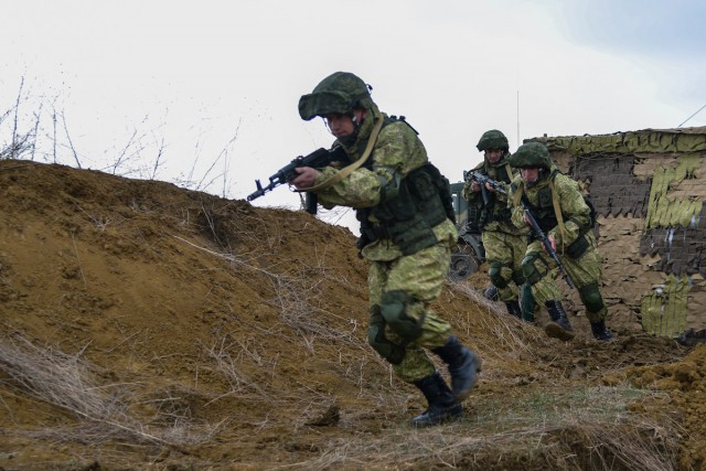 В Крым перебросили 2500 десантников