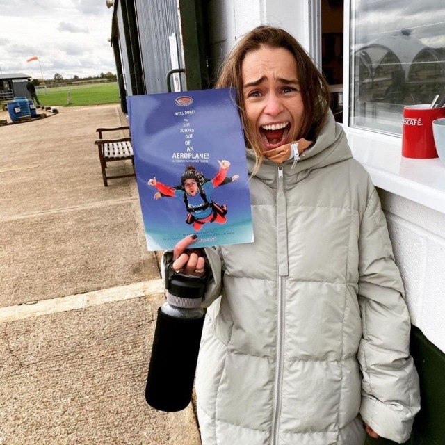 Эмилия Кларк недавно отмечала свой день рождения и ей предложили осуществить её давнюю мечту — прыжок с парашютом!