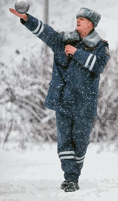 Фотожаба: полицейский в снегу