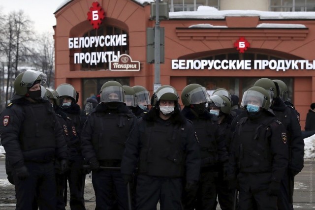 "Страна, которой нет" и "Полная дичь". Фото силовиков на фоне вывесок и надписей