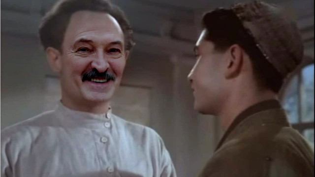 Мигранты на польско-бел. границе ломают ограждения и бросают в польских пограничников камни. В ответ летят светошумовые гранаты