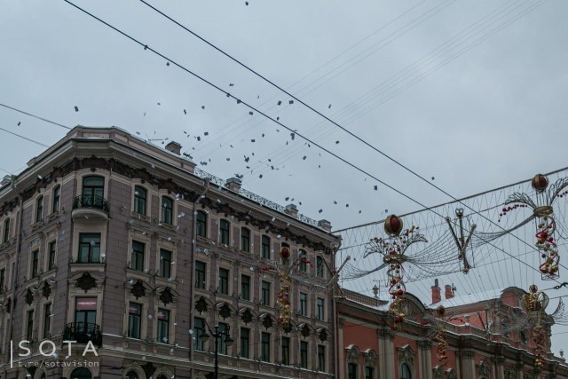 В Петербурге неизвестный разбросал по Невскому проспекту листовки с «преступлениями Путина»