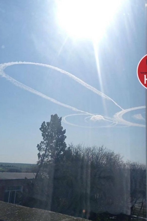 В Крыму истребители рисуют в небе странные рисунки