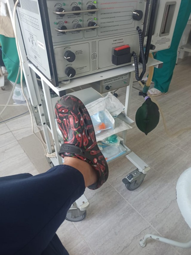 Нога анестезиолога, в праздник у станка