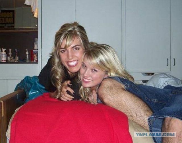 Что у нее с рукой?!