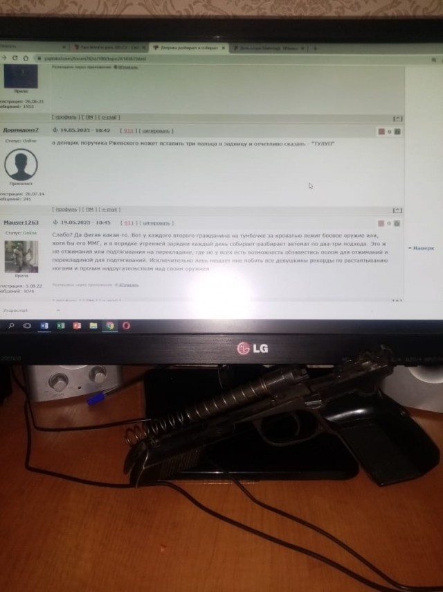 Девушка разбирает и собирает калаш ногами в армейских ботинках