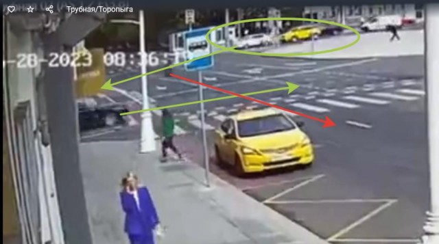 На Трубной площади в Москве мотоциклист на большой скорости влетел в BMW, после чего его отбросило в пешехода