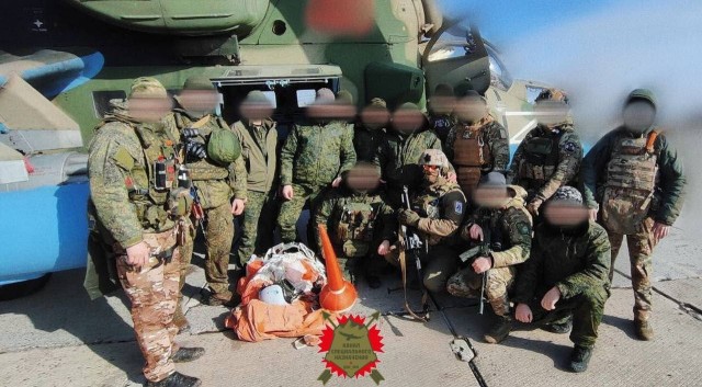 Военные ВС РФ водрузили российский флаг на крыше Авдеевского коксохимического завода. Триколор развернут над зданием ж/д вокзала