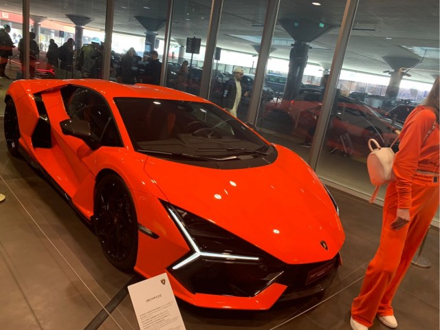 Одну из самых дорогих автоновинок года — суперкар Lamborghini Revuelto уникального жёлтого цвета — привезли в Россию