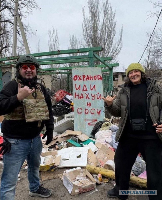 В Суджу приехал известный певец Аким Апачев и начал всюду оставлять надписи баллончиком