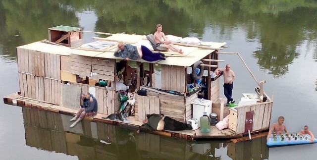 Рукодельный мужик купил столетний корабль, отремонтировал и теперь живет в нем и занимается творчеством