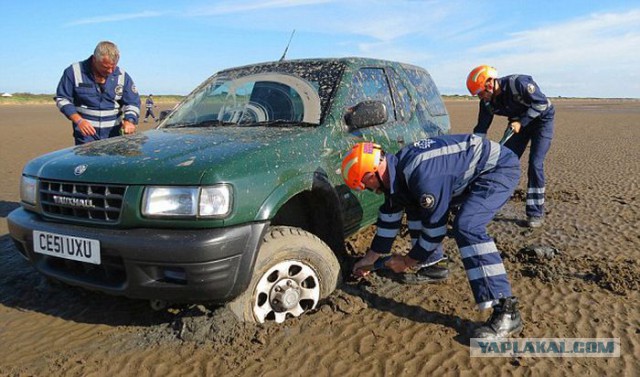 Автомобиль смыло в океан