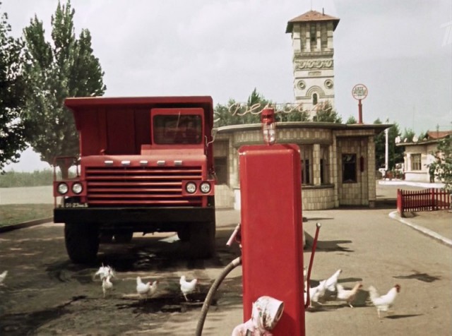 Киев и советский автотрафик 1962 года в фильме "Королева бензоколонки"