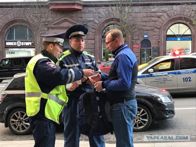 На тротуаре в центре Москвы водитель сбил девушку, а потом накричал на нее