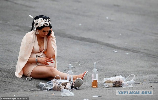 Фестиваль Aintree в Ливерпуле. Как обычно, вышли в лучших платьях, и как обычно - все загадили