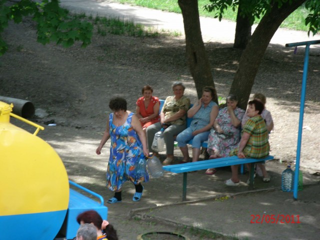 Сезон бабушек у подъезда