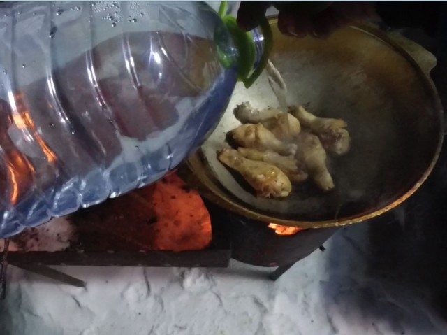 Макароны с курицей и грибами в казане