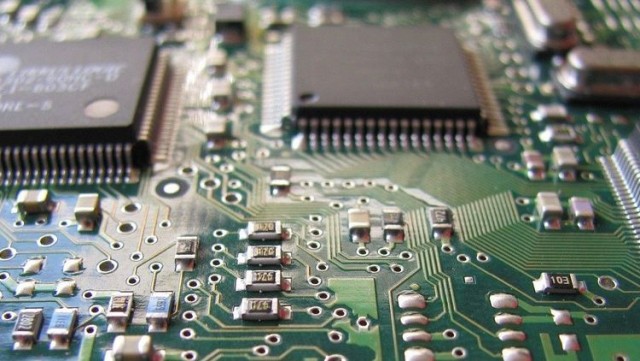 Даже уже выпущенные партии процессоров «Эльбрус» и Baikal не были поставлены в Россию, сообщил глава Минцифры