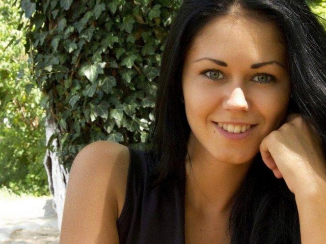 Смешинкой нежной ослепят и и жаркой страстью одарят