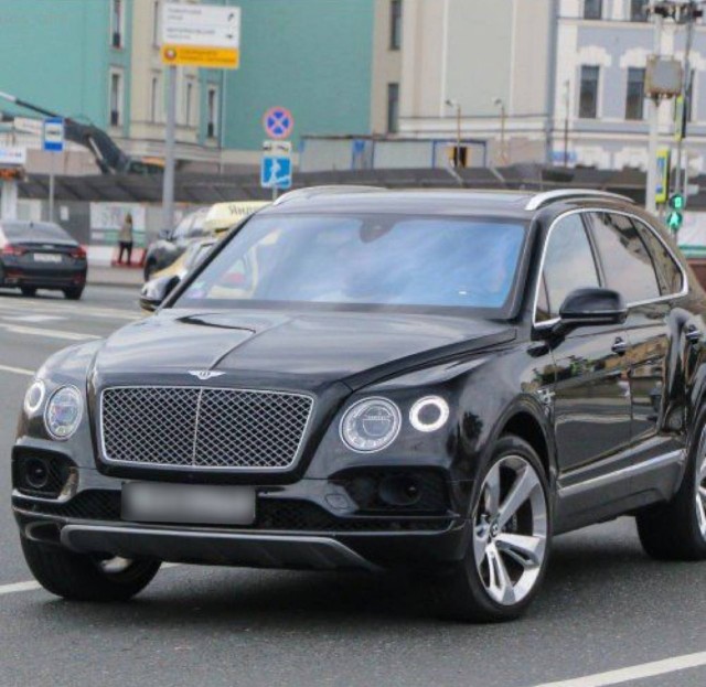 Москвич Олег потерял два своих элитных автомобиля - Bentley Bentayga и Ferrari 488 Spider, доверившись другому Олегу