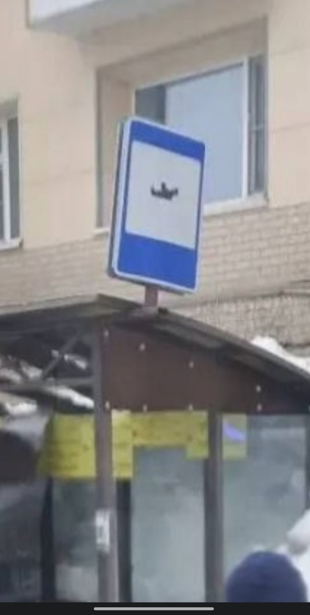 Глыба льда упала на автобусную остановку с людьми в Петропавловске - Камчатском