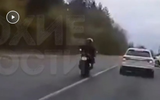 В Нижегородской области мотоциклист решил обогнать пробку по встречке и влетел в автомобиль
