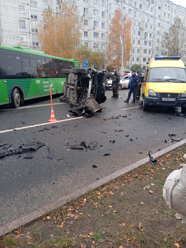 Массовое ДТП унесло жизнь женщины в Тюмени, ещё 4 человека пострадали