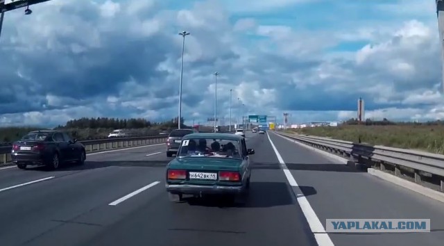 Дама тошнит в левом, но тут находится учитель....