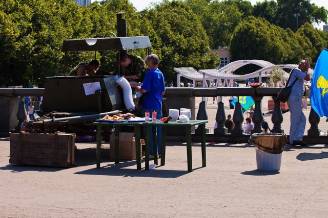 С Днем ВДВ, посоны!