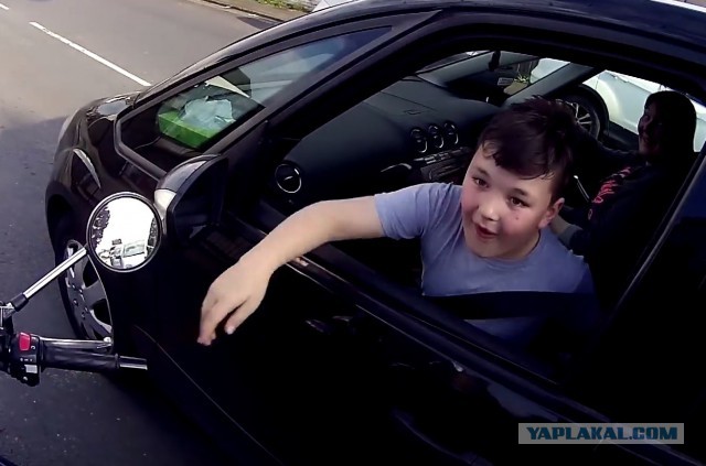 Мотоциклист подарил мальчику мгновение радости