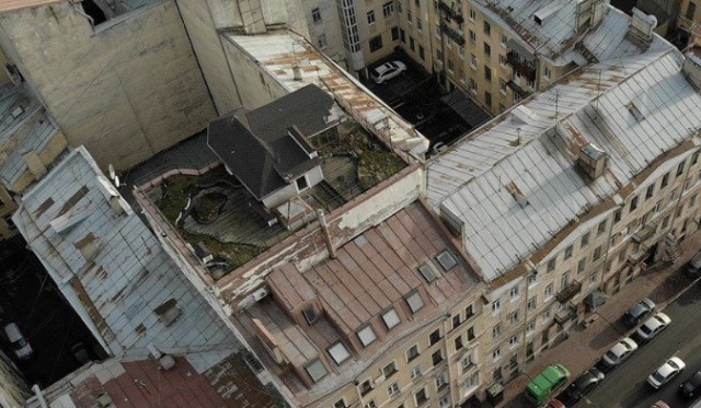 "Дачный домик" на одной из крыш в Петербурге