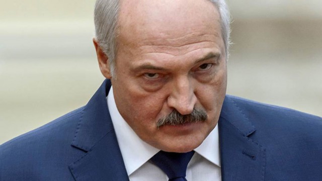 Ургант показал пародию на Лукашенко с автоматом