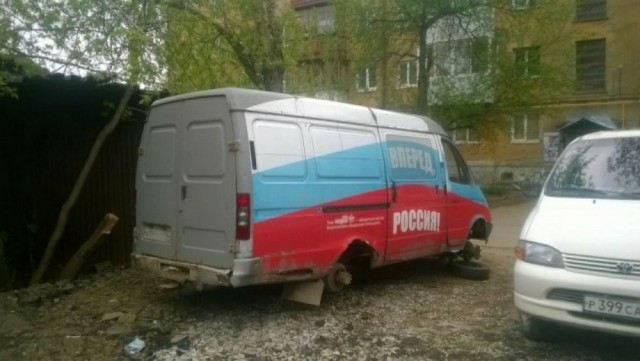 Момент открытия аварийного люка и выкатывания надувного трапа на "Боинге" в Шереметьево