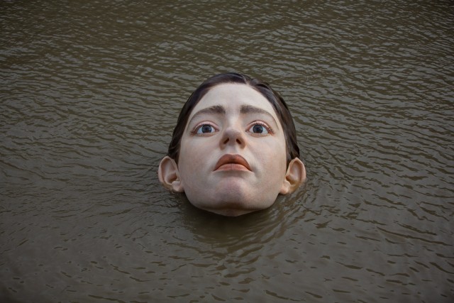 В испанском городе установили скульптуру тонущей девушки — она погружается в воду и всплывает обратно в зависимости от приливов