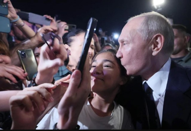Прямо сейчас Путин в Дербенте вышел к сотням людей