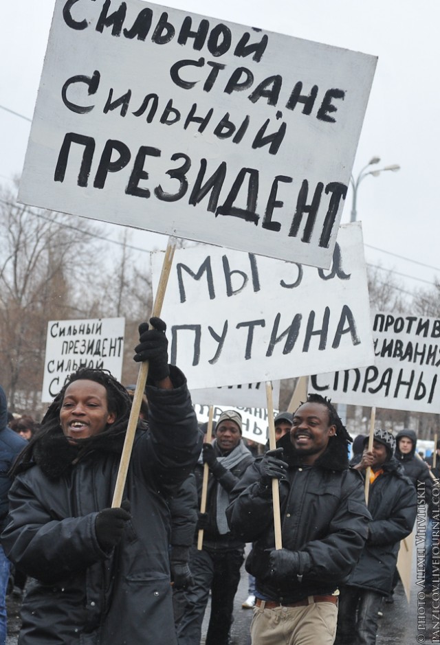«В наручники и на выдворение»: русскую семью в Екатеринбурге выгоняют из страны. Вы не поверите, за что