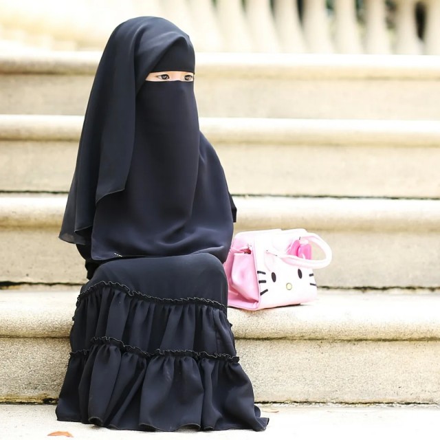 В России предложили запретить носить никабы и хиджабы в школах