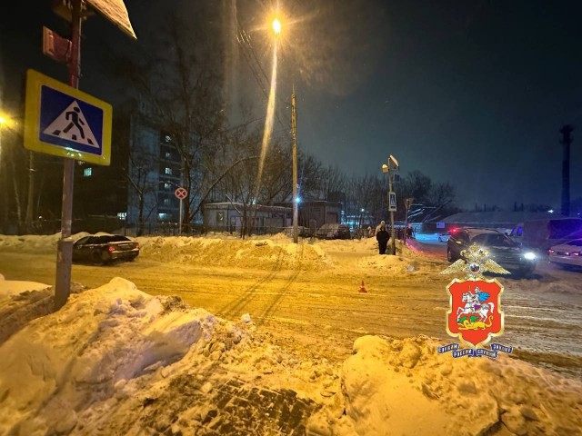 В Балашихе родители перевозили дочь на санках через пешеходный переход