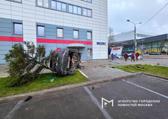 Водитель каршеринга сбил трёх пешеходов на Алтуфьевском шоссе.