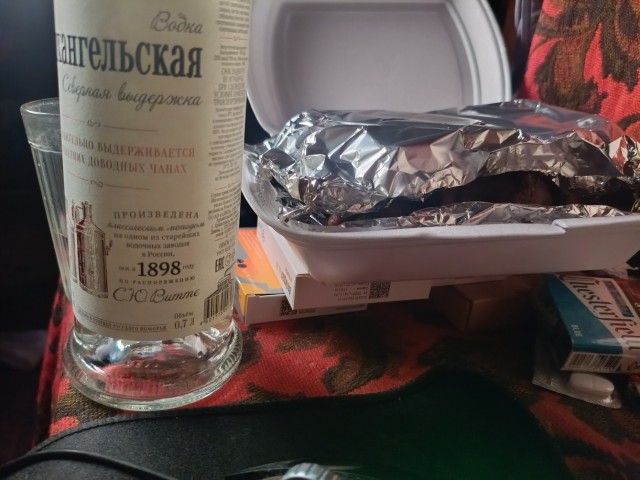 Вокзал, памятник, Луна.