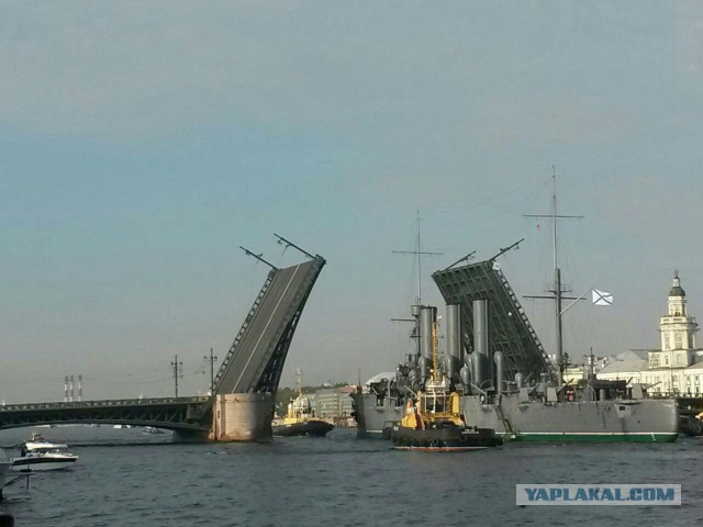 Вывод крейсера "Аврора" на ремонт