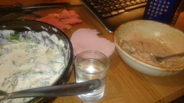 Кто и что сейчас ест/пьет за компьютером?