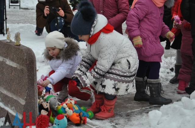 На Аллее ангелов в Донецке почтили память детей