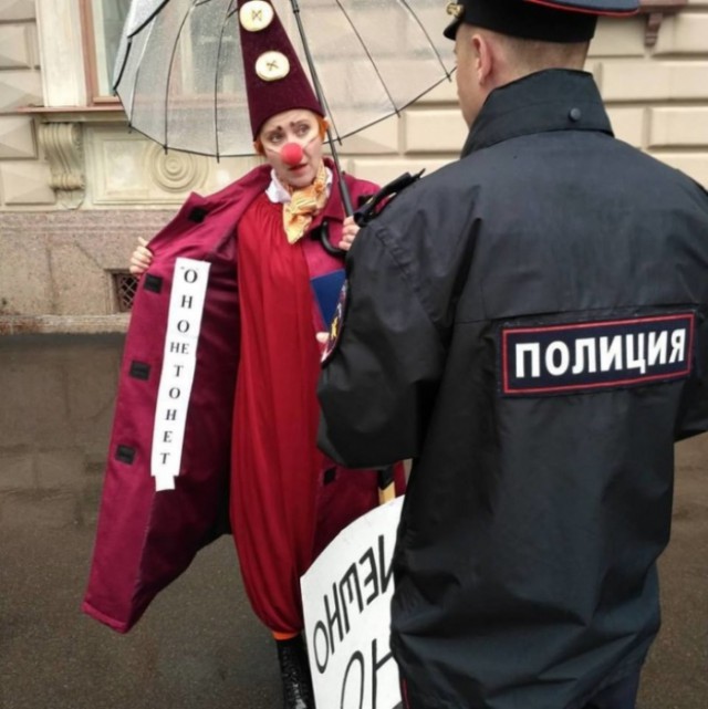 Питерские клоуны митингуют против фильма "Оно"