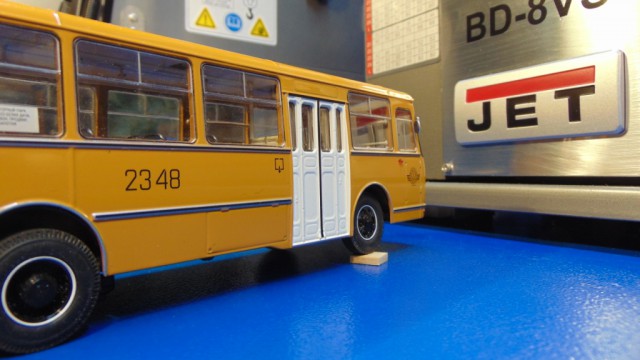 Радиоуправляемая модель автобуса ЛиАЗ-677М на магнитной подвеске из неодимовых магнитов
